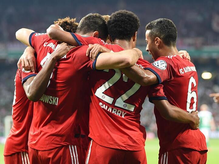 Münchens Spieler jubeln mit dem Torschütze Robert Lewandowski über das 1:0 in Bremen.