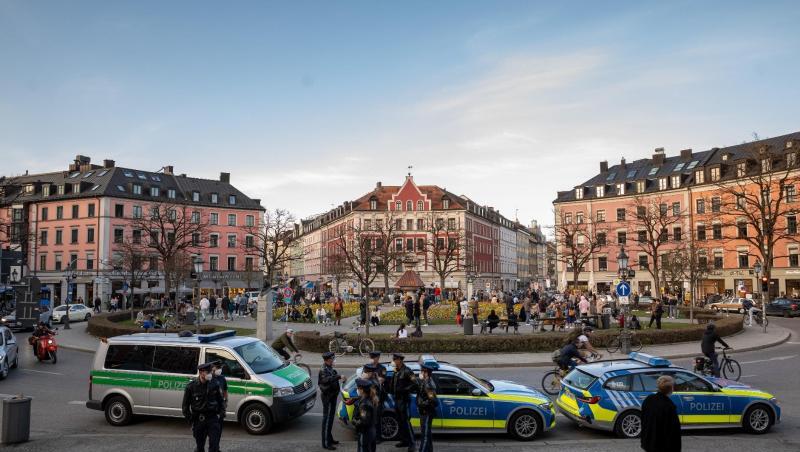 Polizisten stehen am Gärtnerplatz im Herzen der Stadt, während Passanten auf dem Platz verweilen. Polizisten stehen am Gärtnerplatz im Herzen der Stadt, während Passanten auf dem Platz verweilen.