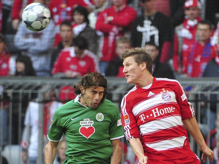 Auf dem Platz läuft es für Bastian Schweinsteiger derzeit glänzend. Weil er sich aber gerne von seinen Beratern trennt, muss er jetzt vor Gericht.