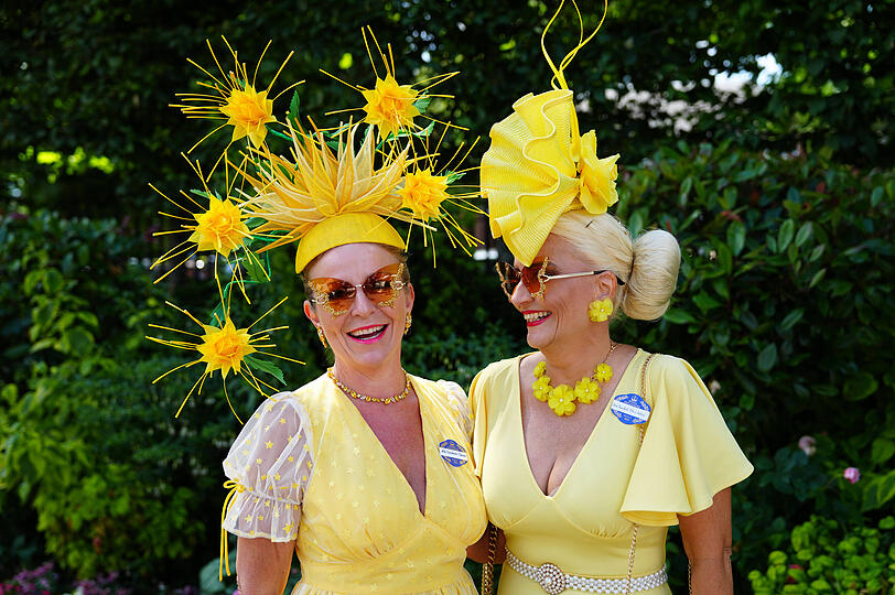 Grundsätzlich liefen beim Royal Ascot die Besucher mit den auffälligsten Kopfbedeckungen auf – wie diese zwei Damen mit grell-gelben ausgefallenen Hüten.