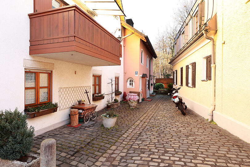 Klein- und vorstädtische Szenerie in der Franz-Prüller-Straße.