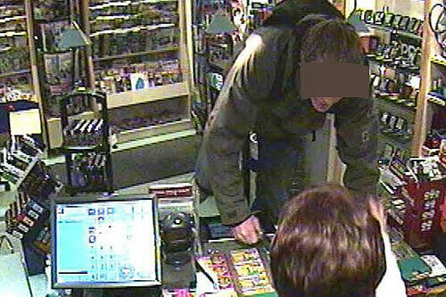 Florian W. (16) springt über die Theke. Im Vordergrund ist die Kioskbesitzerin zu erkennen.
