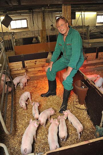 Bruno Reichart und die Schweinchen: Der Herzchirurg würde gerne Menschen mit Schweinherzen das Leben retten. In dert AZ erklärt der weltbekannte Arzt sein spektakuläres Projekt