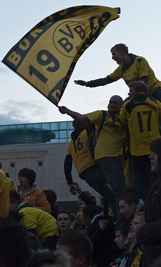 Spielerfrauen stürmen den Rasen, Klopp knutscht alle: Die Dortmunder lassen's krachen. Die Bilder von der BVB-Party