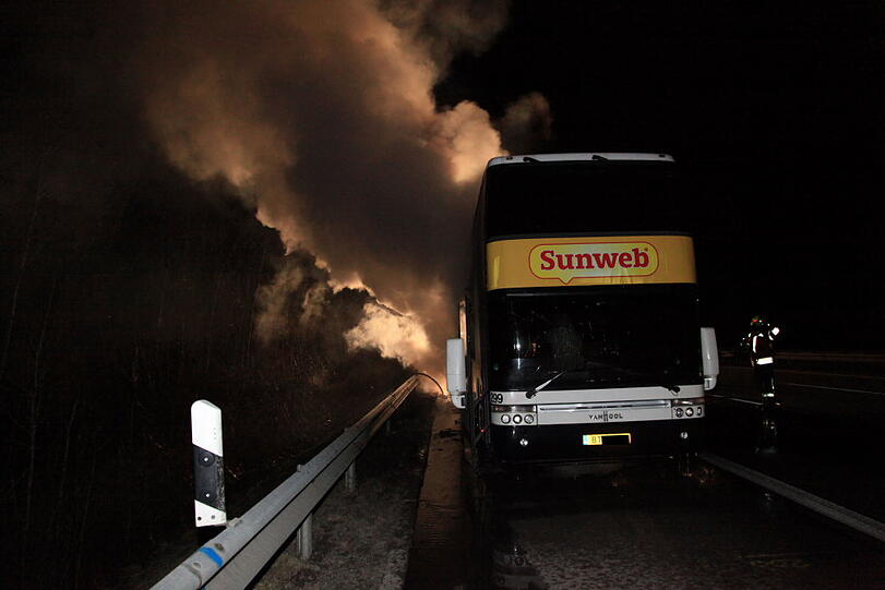 Ein Reisebus aus den Niederlanden steht auf der A8 in Richtung München in Flammen. Die Bilder vom Feuerwehreinsatz.