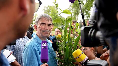 Gustl Mollath verlässt am Dienstag Abend das Bezirkskrankenhaus in Bayreuth. Die Bilder