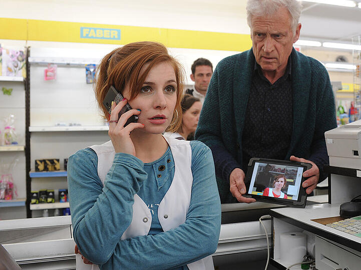 Max Faber (Robert Atzorn) ist unverhofft auf Janines (Josefine Preuß) Hilfe angewiesen