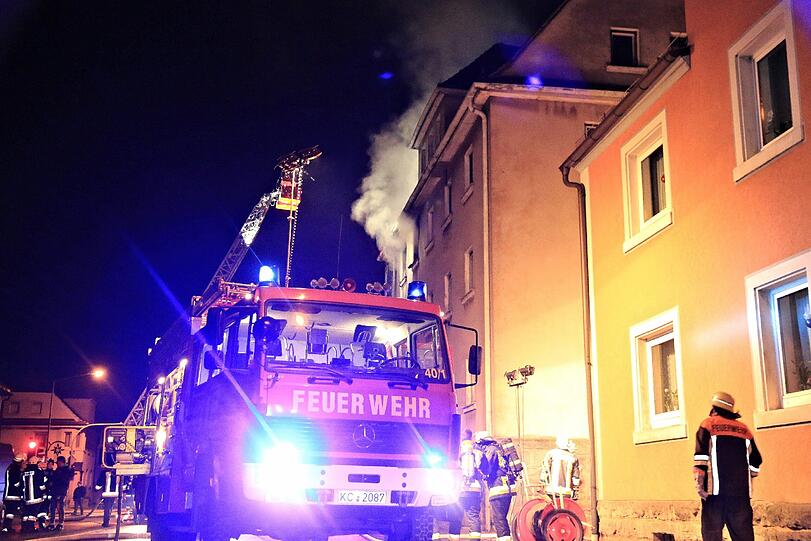 Ein Mann in Küps hat mit einer Zigarette seine Wohnung in Brand gesetzt - die Bilder vom Feuerwehreinsatz.