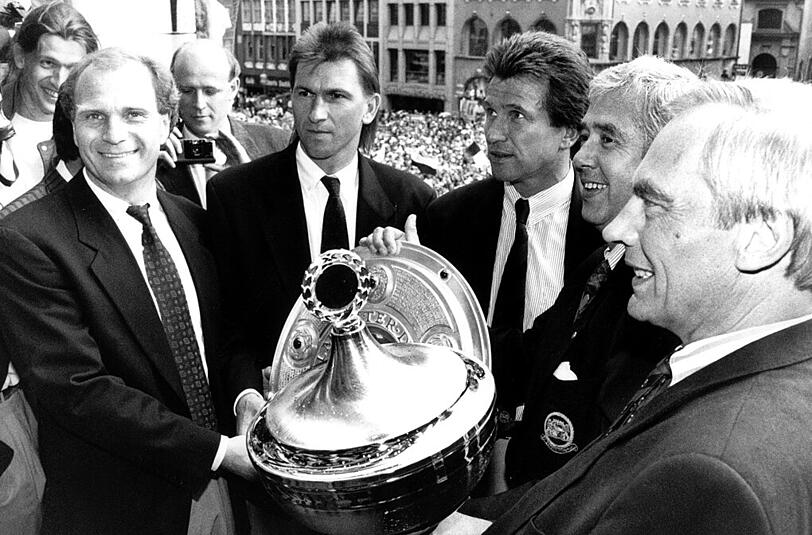 Gastgeber auf dem Rathaus-Balkon: Kronawitter feiert im Mai 1990 die Deutsche Meisterschaft mit dem FC Bayern.