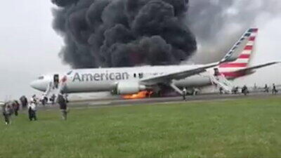 Auf Twitter wurde ein Video von dem Unglück geteilt. Beim Start fing das Flugzeug in Chicago Feuer.