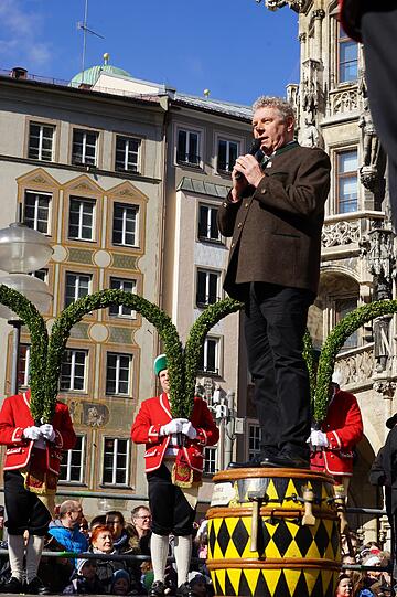 Laube, Kreuz, Schlange und Krone - das sind nur einige der Formationen, die die Schäffler auf Lager haben. Hier die Bilder vom traditionellen Tanz am Marienplatz vor Oberbürgermeister Dieter Reiter und später am Wittelsbacherplatz.