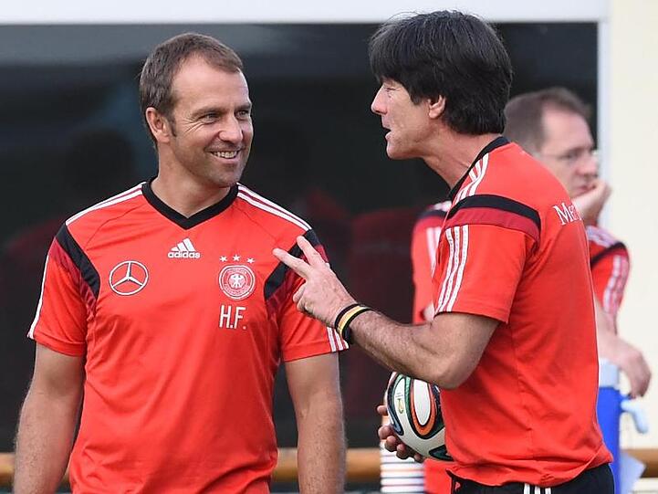 Hansi Flick (l) machte sich einen Namen als Co-Trainer von Bundestrainer Joachim Löw.