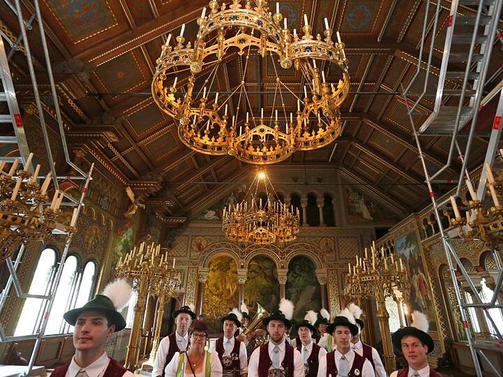 Mitglieder der Denklinger Musikkapelle im teilweise eingerüsteten Sängersaal.