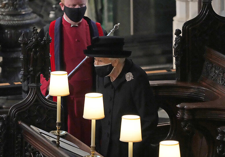 Muss alleine sitzen: Die Queen trauert in der St.-George's-Kapelle um die Liebe ihres Lebens. Philip starb mit 99 Jahren.
