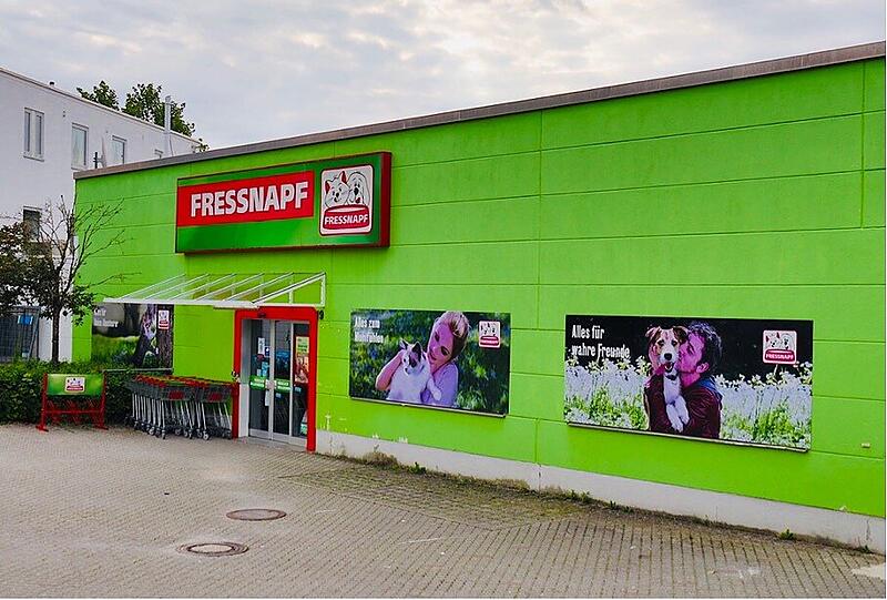 Im Fressnapf Fürstenfeldbruck finden Sie Tierbedarf für Ihren Liebling. Wir beraten Sie gerne bei Fragen und bei der Produktauswahl für Hund, Katze, Nager, Vogel, Aquaristik und Terraristik. Unsere stets freundlichen Mitarbeiter die ein entsprechendes umfangreiches Wissen über die Produkte haben beraten Sie. Gerne nehmen wir auch Kundensonderbestellungen auf, falls der/die gewünschten Artikel nicht vorrätig sein sollten.