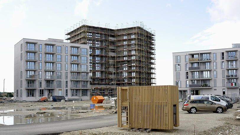 Winter 2021/22: Erste Bewohner sind schon in die neuen Blocks an der Christel-Sembach-Krone-Straßeeingezogen, rechts zu sehen: eine italienische Flagge am Balkon. Autos parken auch schon. Winter 2021/22: Erste Bewohner sind schon in die neuen Blocks an der Christel-Sembach-Krone-Straßeeingezogen, rechts zu sehen: eine italienische Flagge am Balkon. Autos parken auch schon.