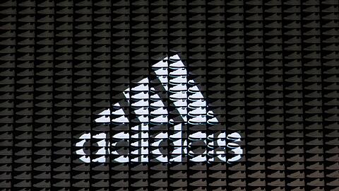 Der Sportartikelhersteller Adidas hält das erste Quartel für etwas besser als erwartet.