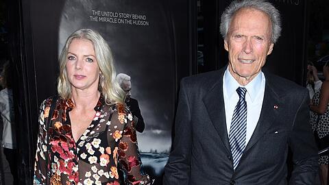 Christina Sandera und Clint Eastwood bei einem gemeinsamen Auftritt.