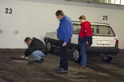 Sicherten jedes Staubkorn: Die Ermittler bei der Spurensuche auf Parkplatz 23...