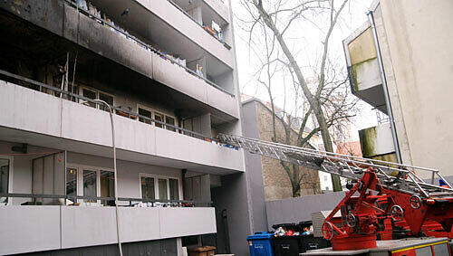 Drei Löschzüge waren im Einsatz. Das Feuer war im ersten Stock dieses Hauses ausgebrochen. Drei Löschzüge waren im Einsatz. Das Feuer war im ersten Stock dieses Hauses ausgebrochen.