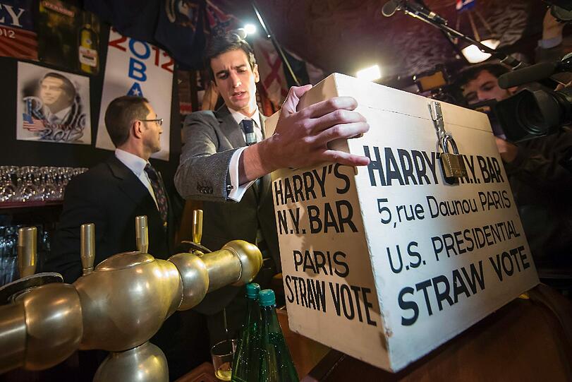 "Stimmauszählung" in Harry's New York Bar in Paris. Bis auf zweimal haben die Gäste hier so abngestimmt wie die Wähler in den USA.