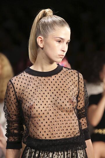 Die Mädchen dürfen auf dem Laufsteg nicht zimperlich sein: Bei der Fashion Week gibt's fast keine Show ohne (fast) nackte Brüste. Die Busenblitzer der sexy Models...