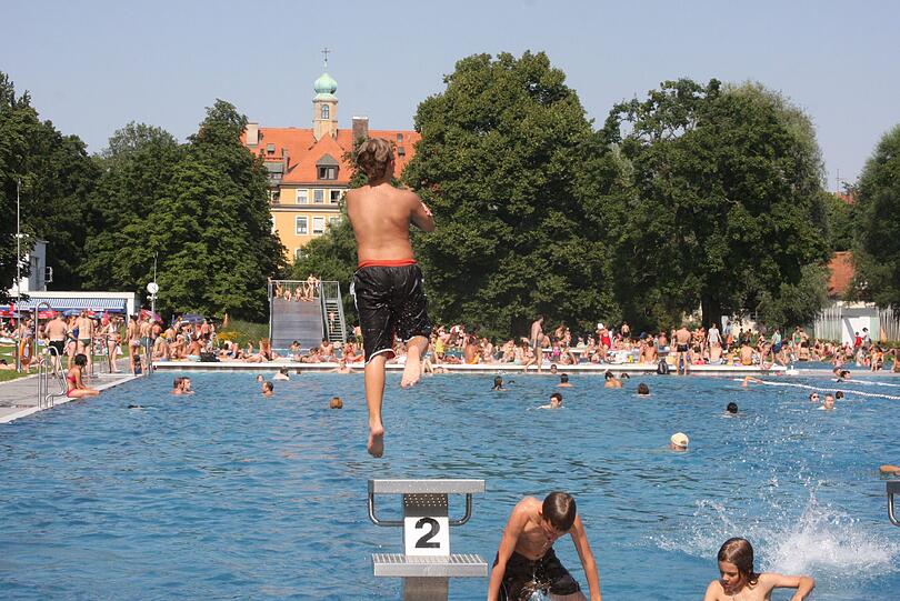 Gemeinsam schwimmen dürfen alle, für Raucher und Nichtraucher soll es im Schyrenbad ab diesem Jahr aber getrennte Bereiche geben.