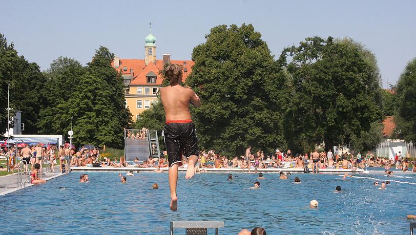 Gemeinsam schwimmen dürfen alle, für Raucher und Nichtraucher soll es im Schyrenbad ab diesem Jahr aber getrennte Bereiche geben. Gemeinsam schwimmen dürfen alle, für Raucher und Nichtraucher soll es im Schyrenbad ab diesem Jahr aber getrennte Bereiche geben.