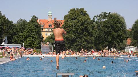 Gemeinsam schwimmen dürfen alle, für Raucher und Nichtraucher soll es im Schyrenbad ab diesem Jahr aber getrennte Bereiche geben.