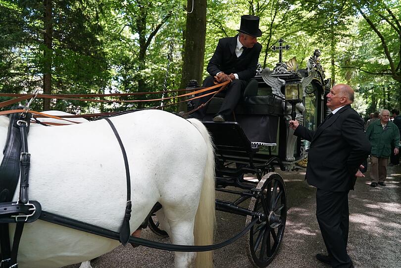 Der rosa-geschmückte Sarg von Christel Sembach-Koch wurde von vier Schimmeln zum Mausoleum der Familie gebracht.