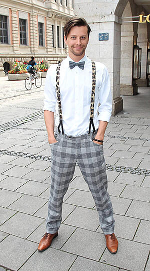 Hosenträger sind das It-Ding: Jonathan Beck wählt sie in Animal Print zu Karohose und Fliege. Cool!