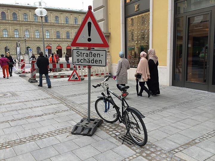 Früher zog sich am Palais der Oper vorbei eine rote Radspur...