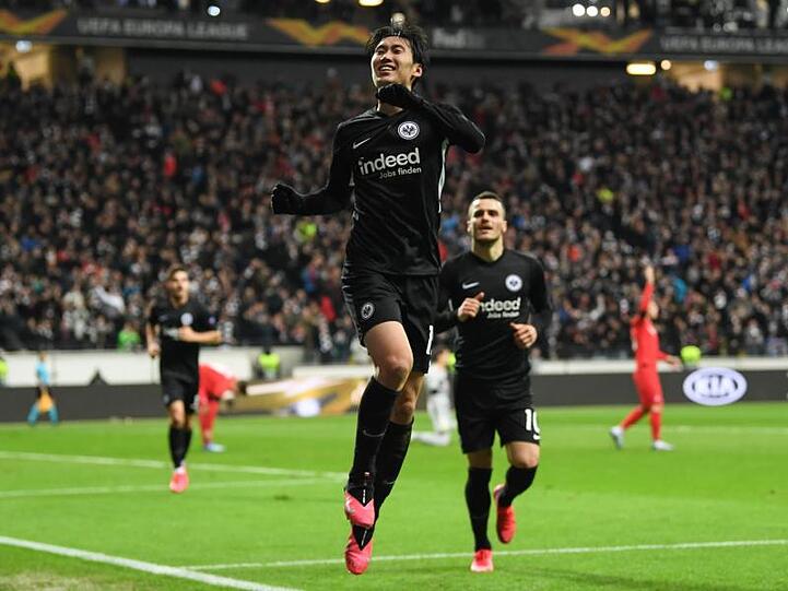 Frankfurts Daichi Kamada (M) traf im Hinspiel des Europa-League-Duells gegen Red Bull Salzburg dreifach.