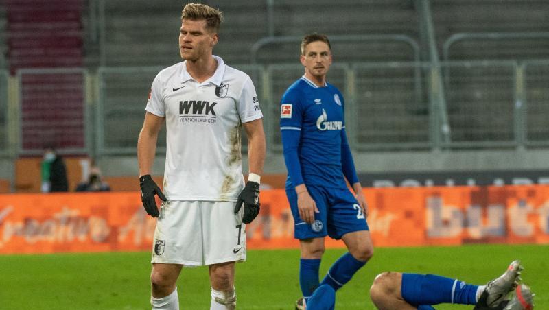 Augsburgs Florian Niederlechner (l) in Aktion.