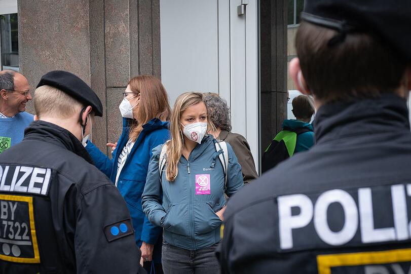 Aktivisten werden von der Polizei umzingelt.