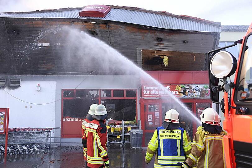 Die Feuerwehr konnte ein Abbrennen des Supermarktes nicht verhindern. Die Bilder vom Einsatzort.