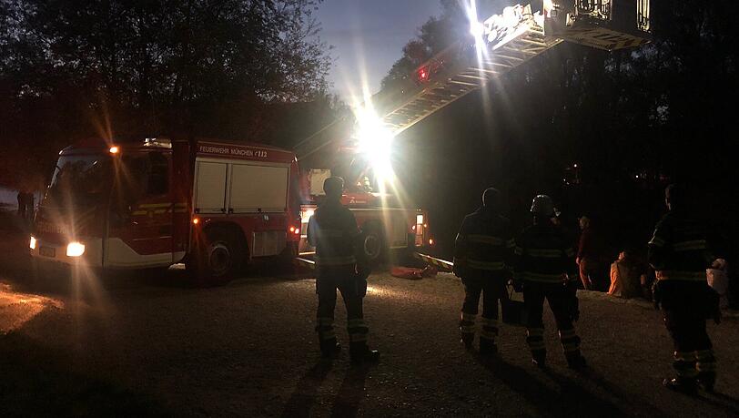 Brand auf der Weideninsel: Die Feuerwehr hatte die Sache am Montagabend schnell im Griff. Brand auf der Weideninsel: Die Feuerwehr hatte die Sache am Montagabend schnell im Griff.