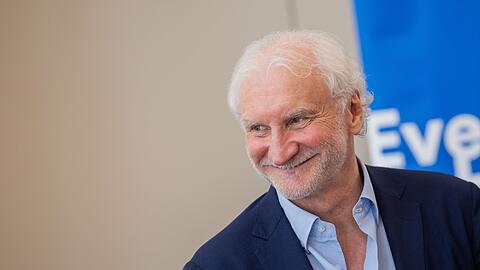 Sportdirektor Rudi Völler lächelt. Völler hat seinen Vertrag bis zur WM 2026 verlängert.