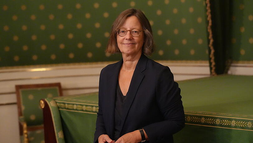 Brigitte Langer, Leiterin der Museumsabteilung, steht im Geburtszimmer des Kini in Schloss Nymphenburg. Brigitte Langer, Leiterin der Museumsabteilung, steht im Geburtszimmer des Kini in Schloss Nymphenburg.