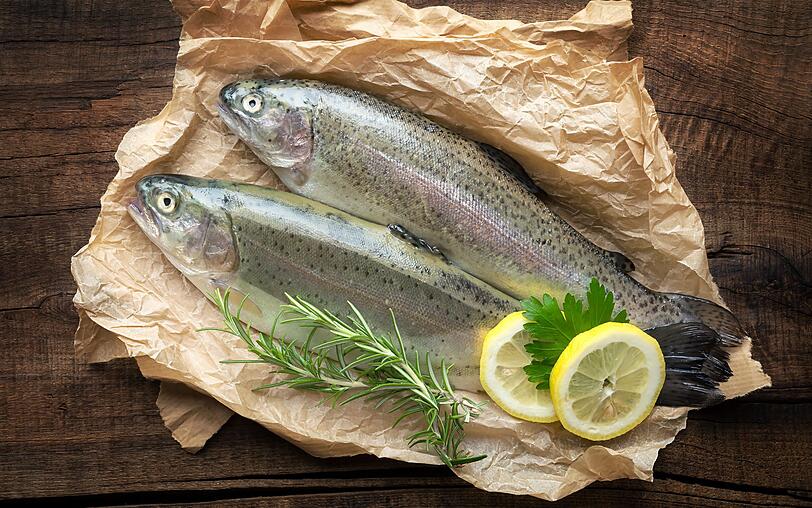 Forellen sind reich an wichtigen Vitaminen und hochwertigem Eiweiß - und obendrein noch kalorienarm. Pro 100 Gramm haben die Fische nur ungefähr 50 Kalorien. Forellen sind reich an wichtigen Vitaminen und hochwertigem Eiweiß - und obendrein noch kalorienarm. Pro 100 Gramm haben die Fische nur ungefähr 50 Kalorien.