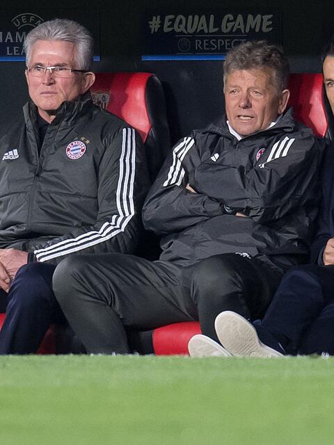 Jupp Heynckes (l) trauert um seinen damaligen Co-Trainer Peter Hermann (M). (Archivbild)