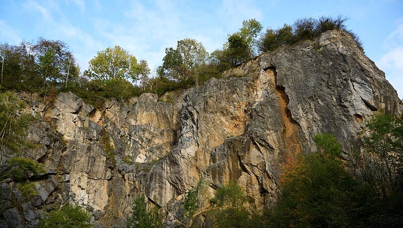 Unglück beim Bungee-Jumping - eine 21-Jährige starb in einem Steinbruch. Unglück beim Bungee-Jumping - eine 21-Jährige starb in einem Steinbruch.