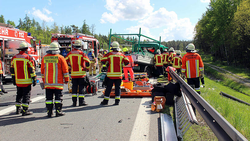Nach einem Lkw-Unfall mit mehreren Schwerverletzten behinderten (mal wieder) dreiste Gaffer die Rettungsarbeiten.