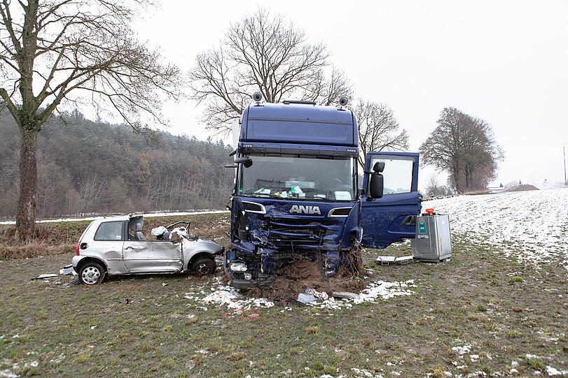 Die Fahrerin des VW Lupo wurde in ihrem Wagen eingeklemmt. Sie erlitt tödliche Verletzungen.