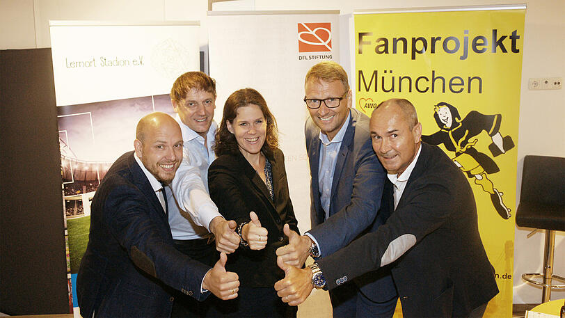 "Lernen mit Kick" heißt ihr Projekt: Jochen Kaufmann, Birger Schmidt (Fanprojekt), Verena Dietl (SPD-Stadträtin), Stefan Kiefer (DFL-Stiftung) und Raimond Aumann.