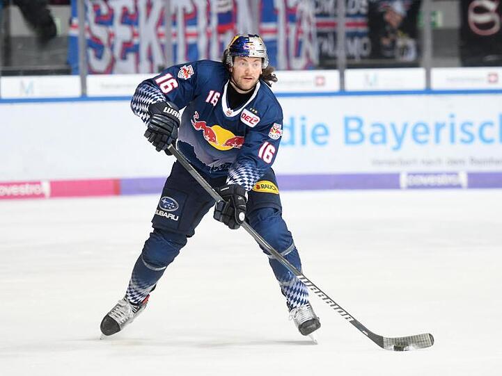 Konrad Abeltshauser von München spielt den Puck. Foto: Tobias Hase/dpa/Archivbild