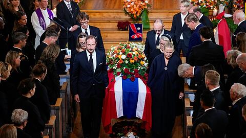 K&ouml;nig Haakon VIII. (vorne links) trug den Sarg seiner Tante, Prinzessin Astrid.