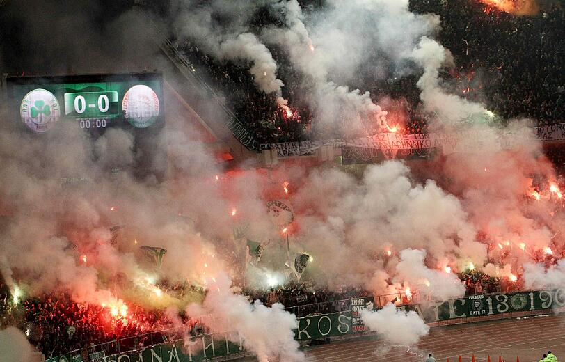Schwere Aussreitungen in Athen: Im Duell zwischen Panathinaikos und Olympiakos geriet der Fußball zur Nebensache. Chaoten ließen es im Athener Stadion brennen, es gab viele Verletzte. Das Spiel wurde abgebrochen. Die Bilder