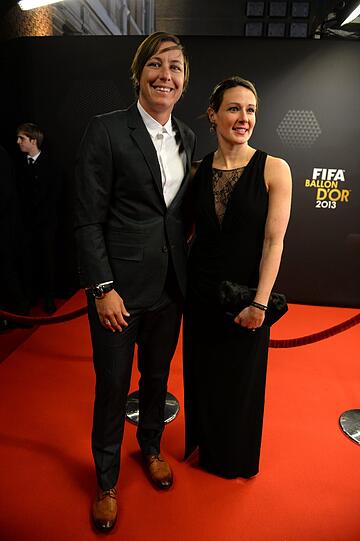 Abby Wambach (L)