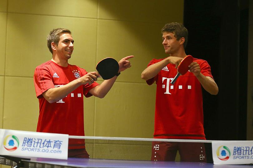 Thomas Müller und Philipp Lahm haben Spaß beim Tischtennis. Die Bilder!